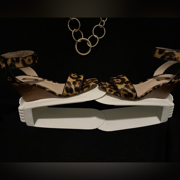 Leopard print low wedge. - Picture 2 of 5